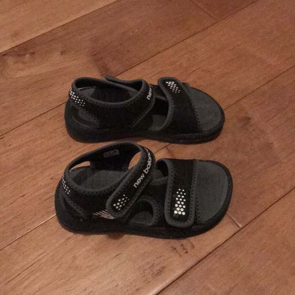 new balance kids flip flops